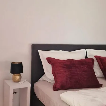 Grosse Naehe Stadtpark, 4 Schlafzimmer, Gemuetliches Wohnzimmer, Terrasse, Parkplatz *